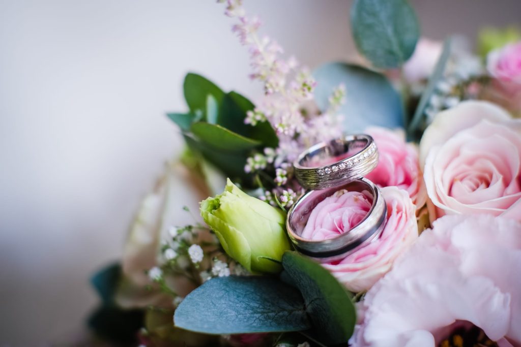 Ringe auf Rosen für eine Hochzeit.
