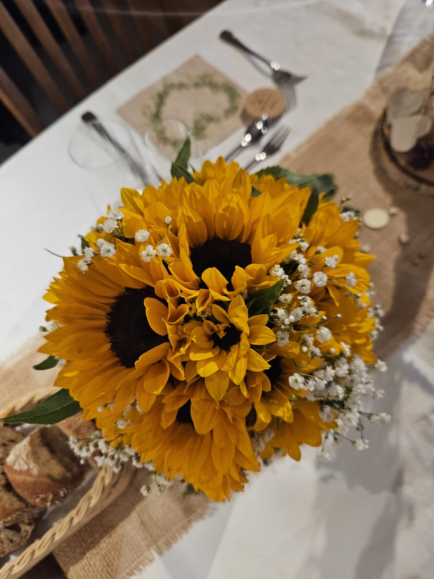 Gelber Braustrauss mit Sonnenblumen und Schleierkraut