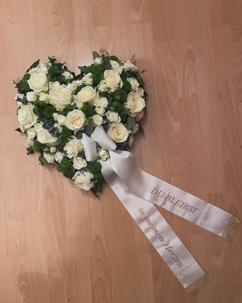 Ein Herz aus weisse Rosen für auf das Grab