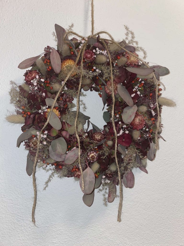 Ein Türkranz mit Eukalyptus und Trockenblumen