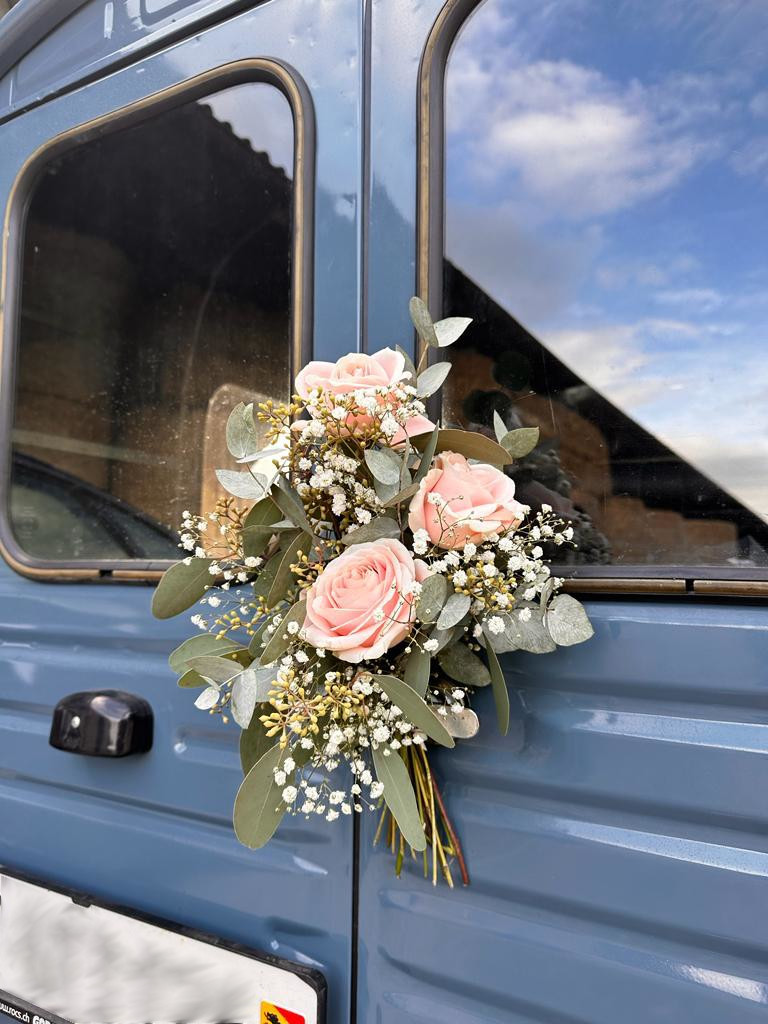 Hochzeitsfloristik für Auto hinten rosa grün