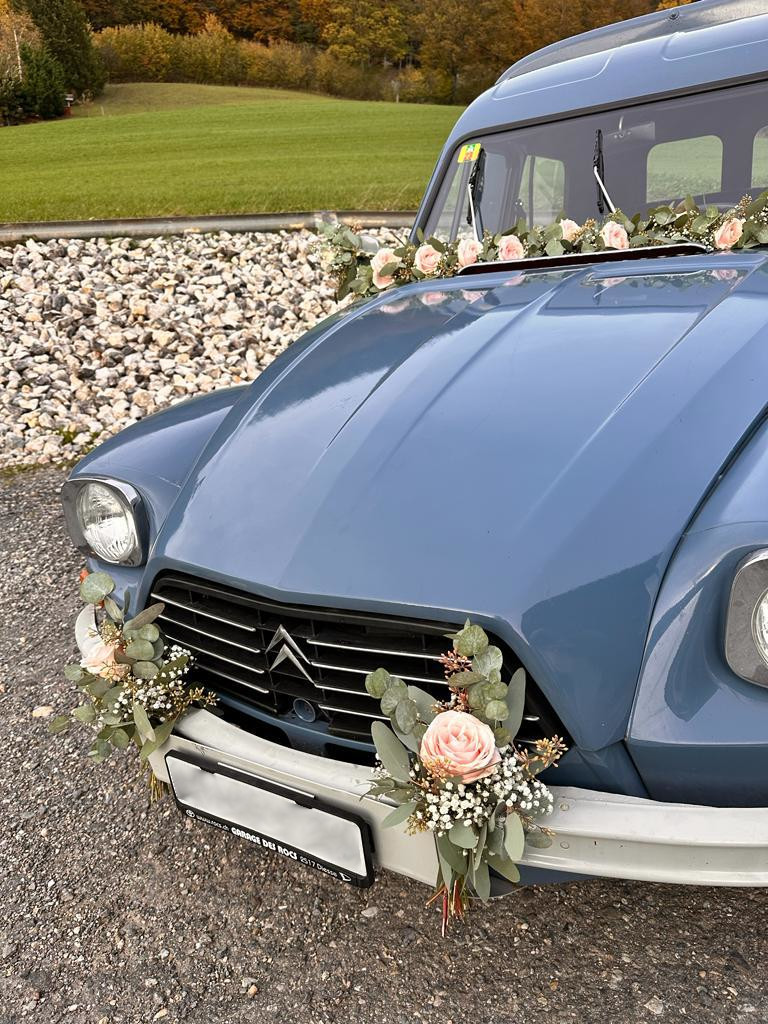 Hochzeitsfloristik für Auto vorne mit rosen