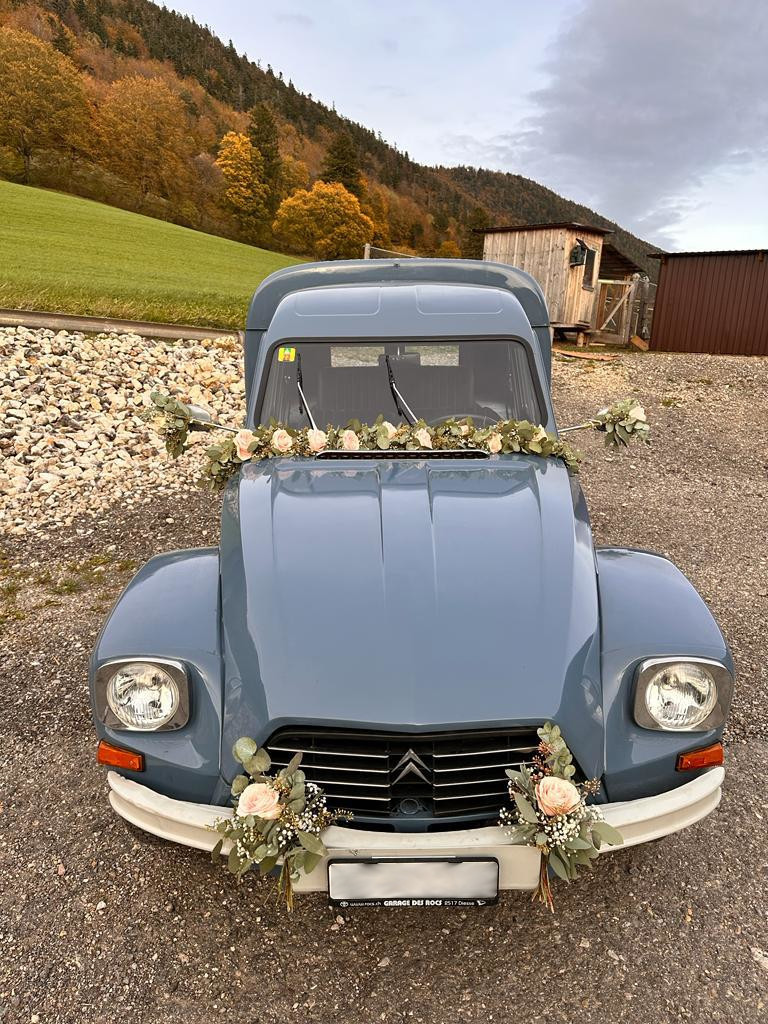 Hochzeitsfloristik für Auto hinten rosa Rosen