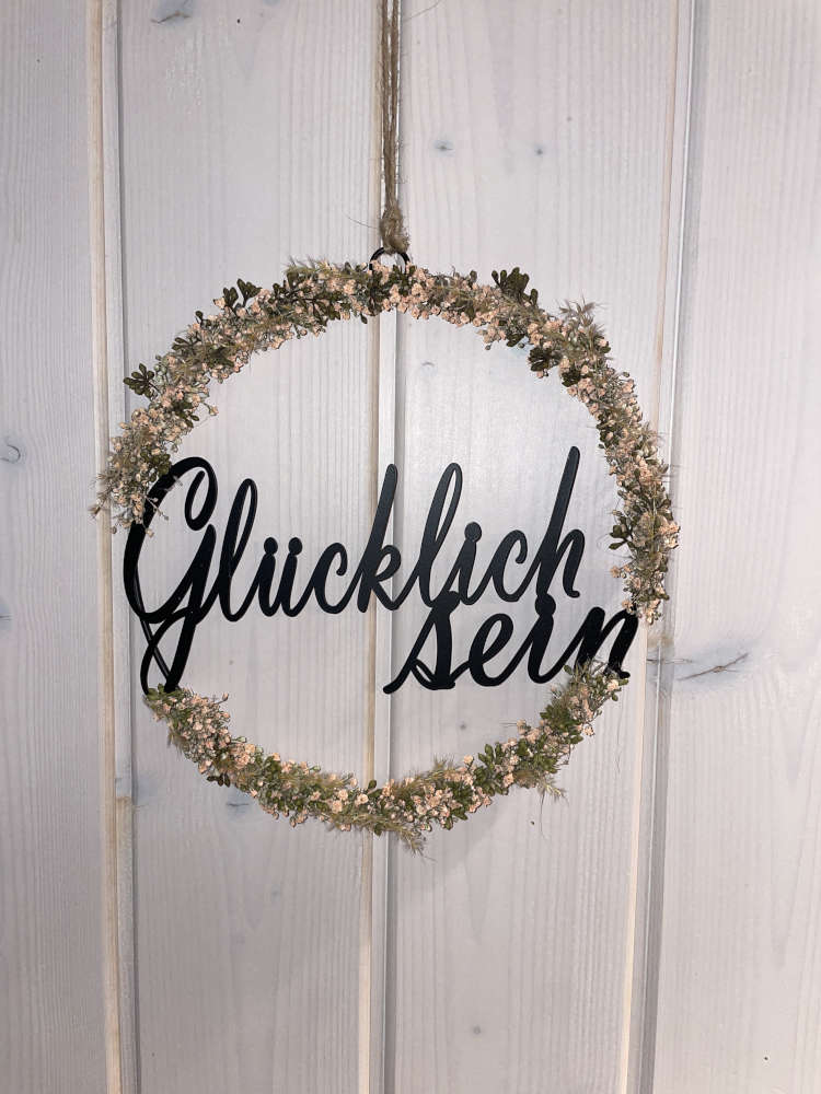 Glücklichsein, ein Ring der mit Trockenblumen ausgarniert wurde.
