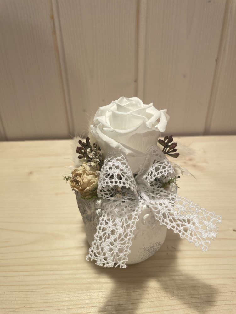 Eine weisse getrocknete Rose