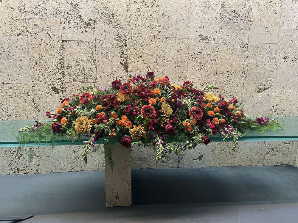 Ein Sargbouet im roter und oranger Ton