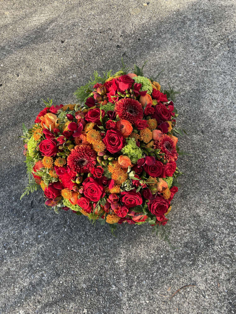 Ein Herz in rot mit rote Rosen