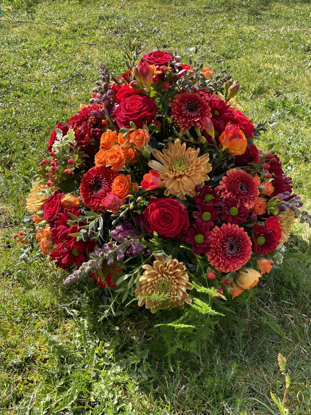 Ein grosses Grabbouet im roter und oranger Ton