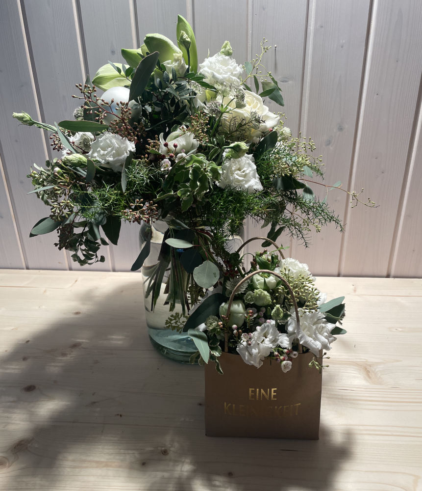 Ein Weisse Strauss uns eine Kleine Tasche als Accessoire