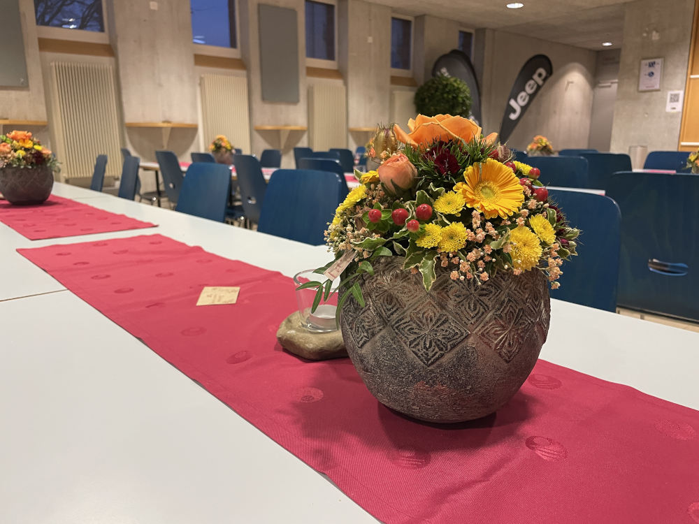 Tischdekoration mit einem Topf und verschiedene Blumen