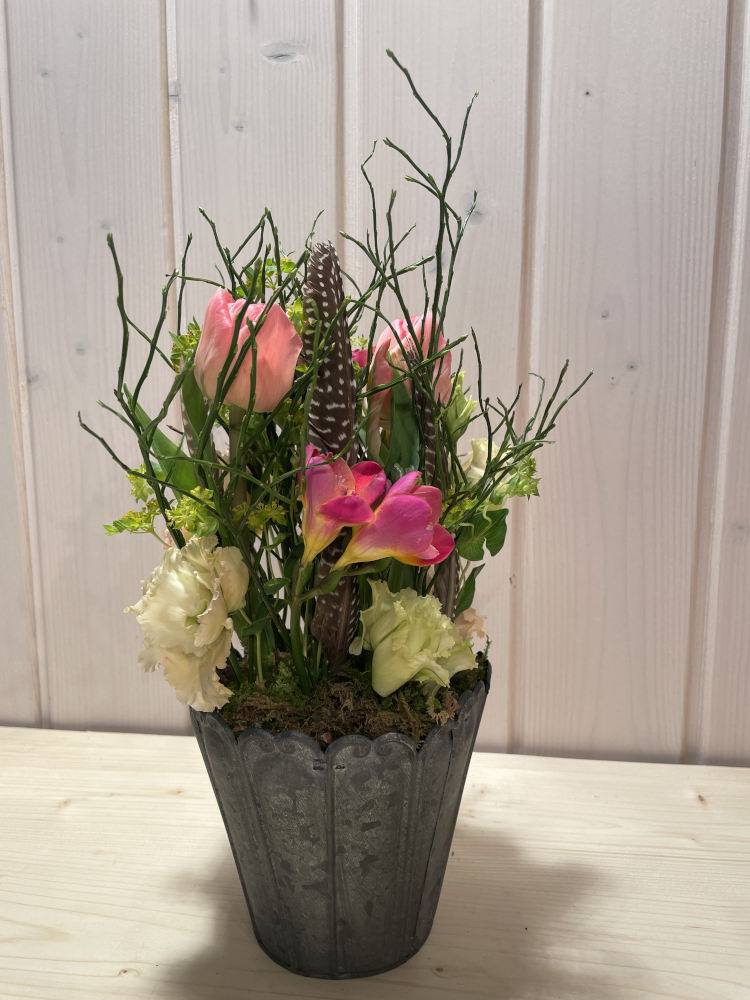 Ein Torfarrangement das eher hoch als breit ist