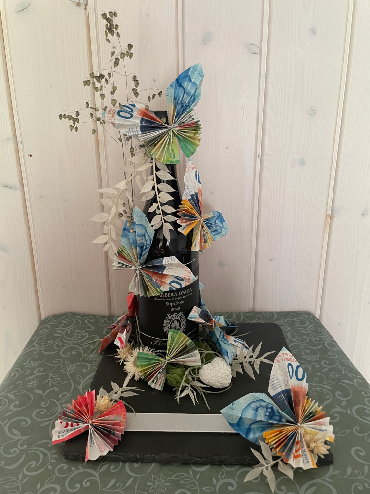 Flasche Wein ausgarniert mit Geld