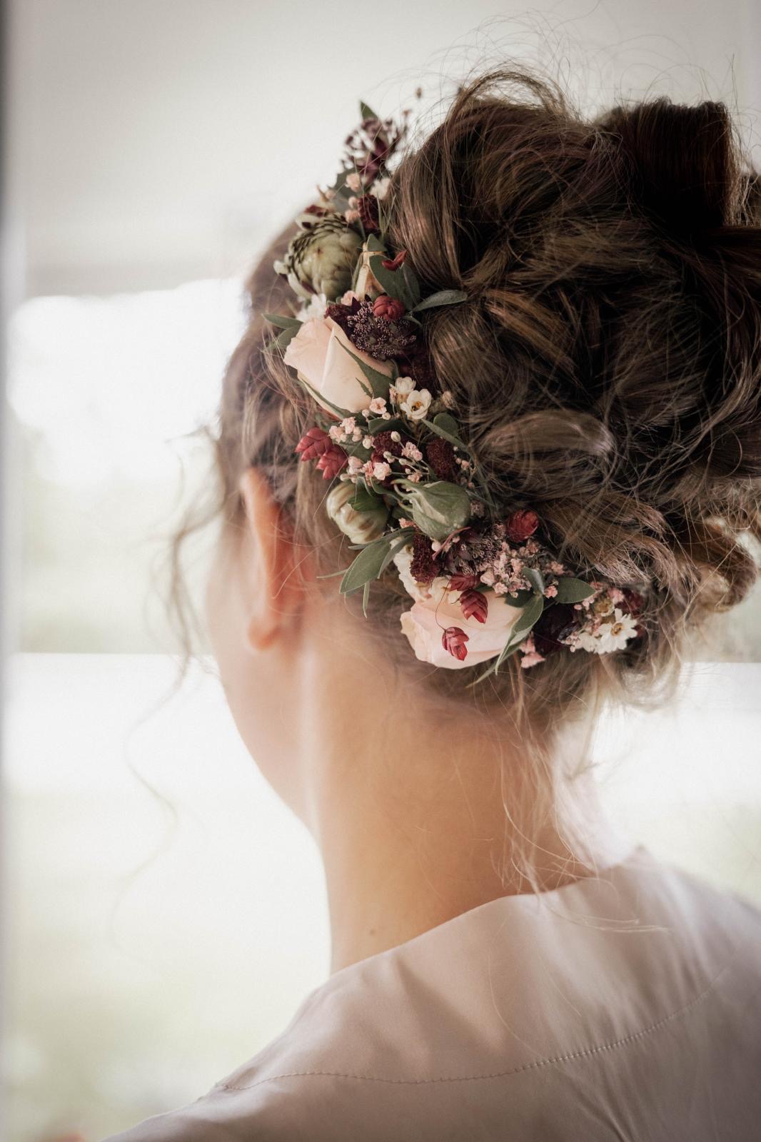 Kopfkranz mit Blumen aus Rosen für ein Hochzeit.