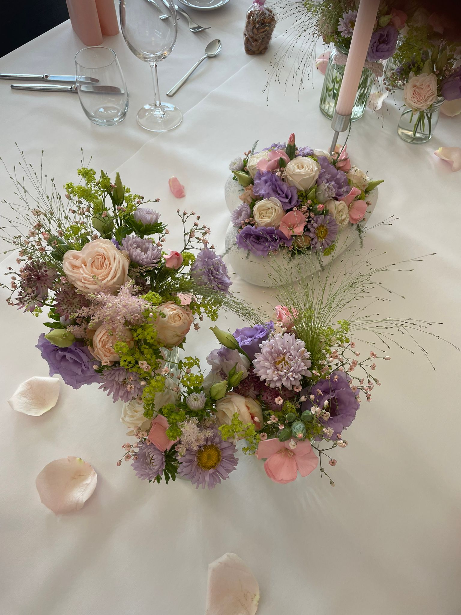 Eine bunte Tischdeko mit Frischblumen