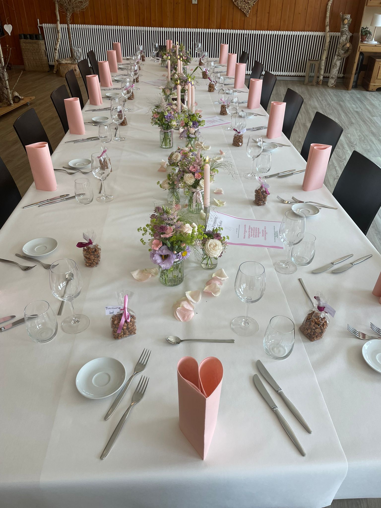 Grosser Esstisch mit Bunter Tischdekoration und Rosenblätter