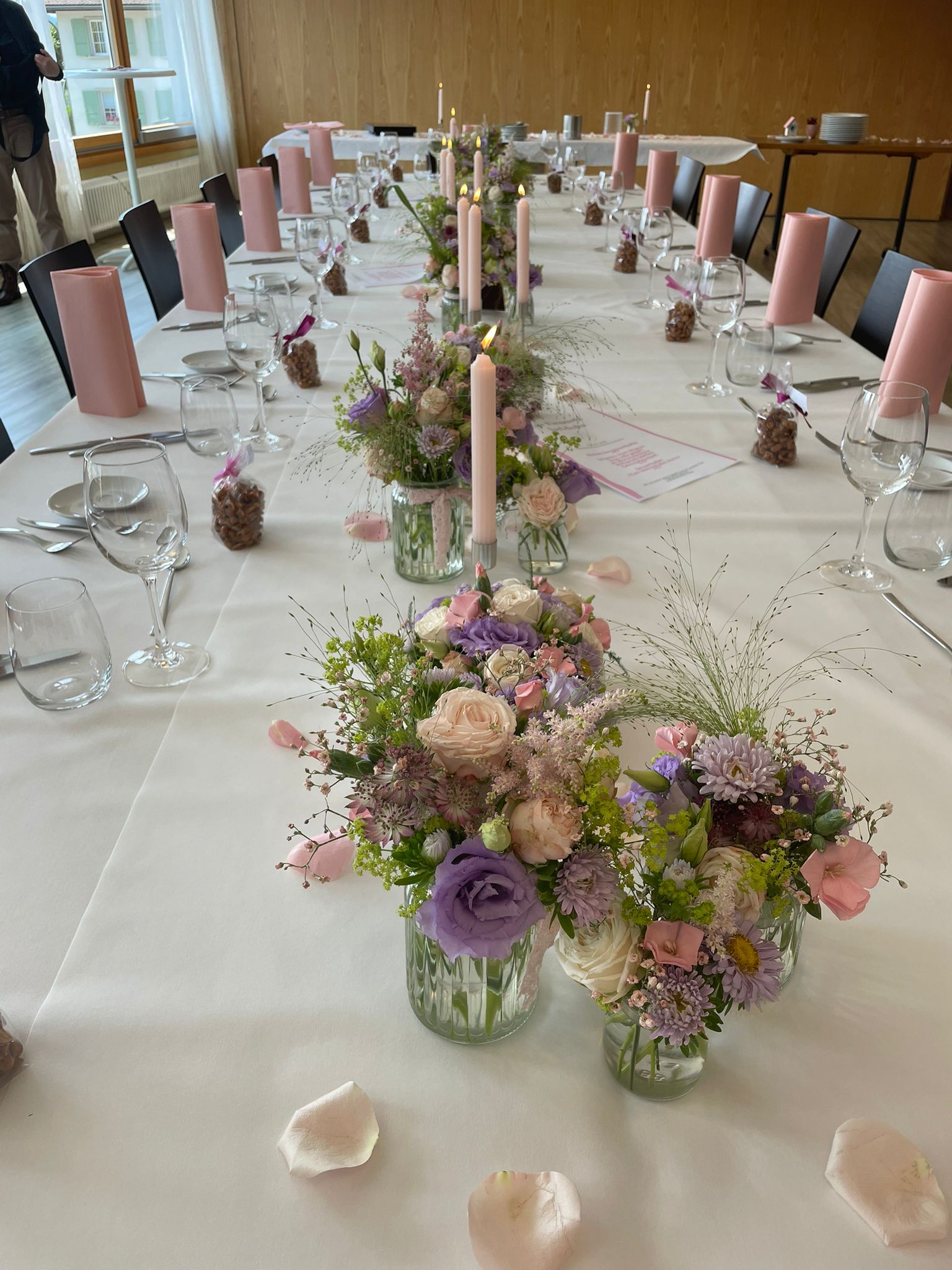 Bunte Tischdekoration über den ganzen Tisch mit Kerzen