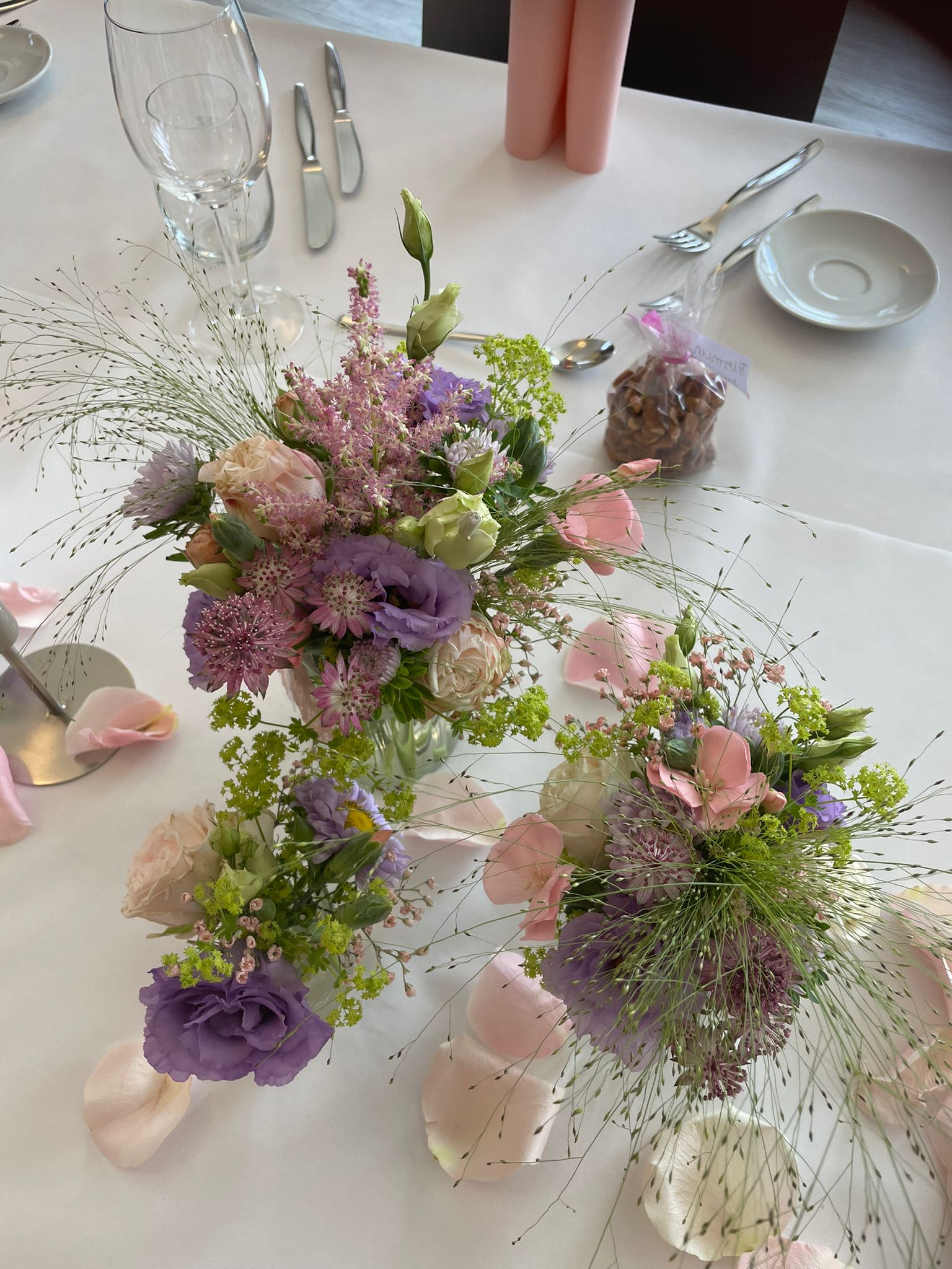 Bunte Tischdekoration mit Rosen und Kraut