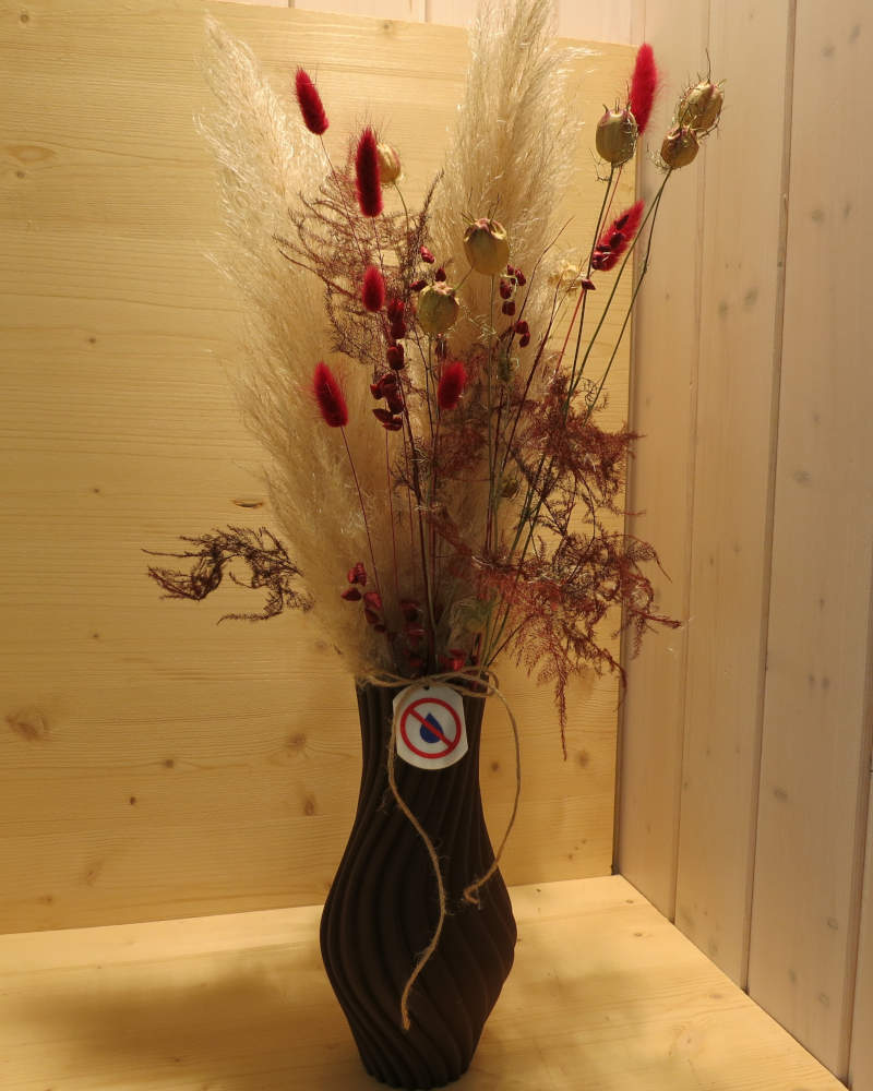 Eine von unseren Vasen mit Trockenblumen im Rot