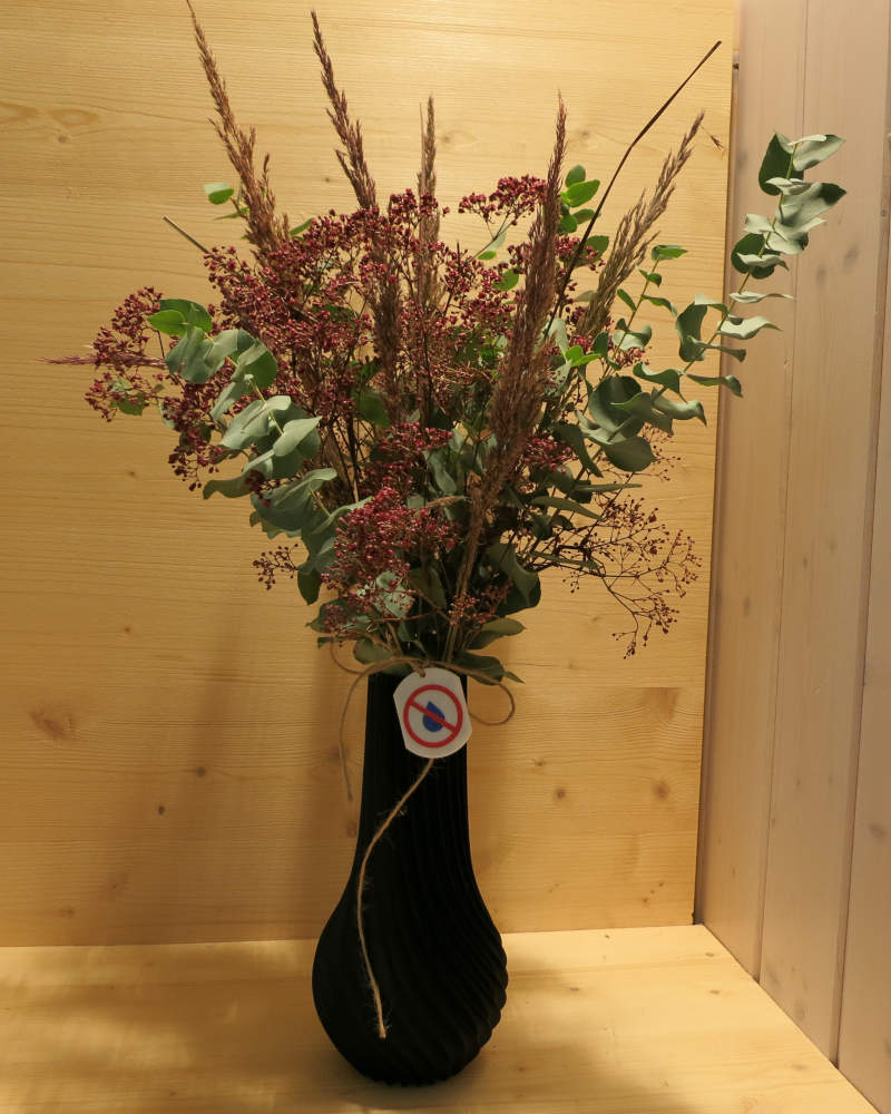 Eine von unseren Vasen in schwarz mit Schleierkraut, Gräser und Eukalyptus.