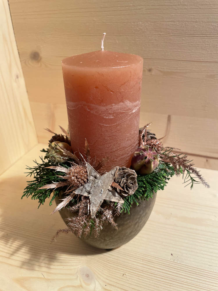 Kerzengesteck in saumon, weihnachtlich ausgarniert