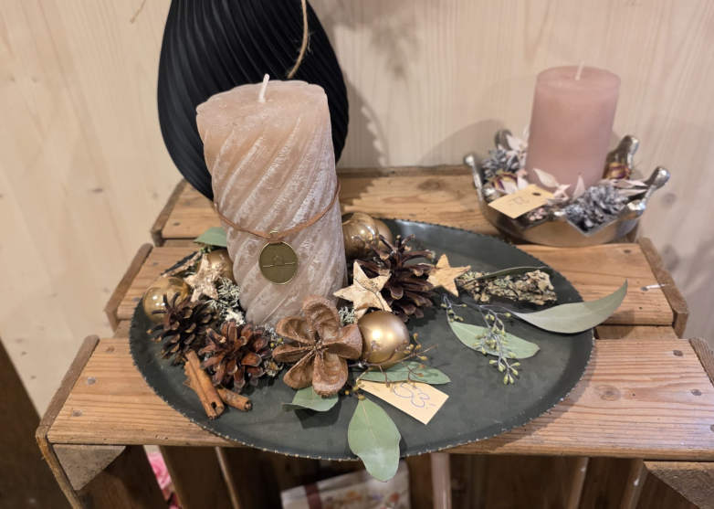 Kerzenarrangement auf einem Teller weihnachtlich ausgarniert