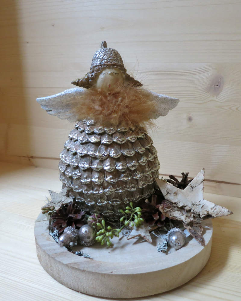 Zapfenengel ausgarniert auf einem Brett