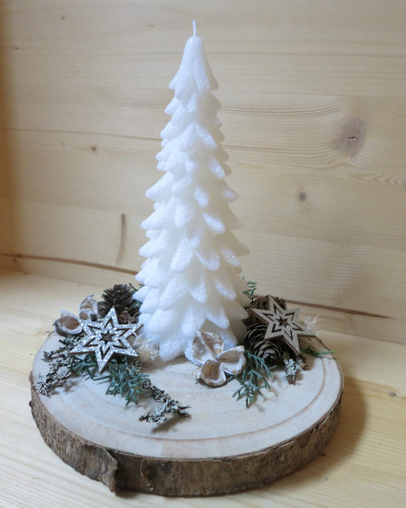 Tannenkerze auf einem Brett winterlich ausgarniert