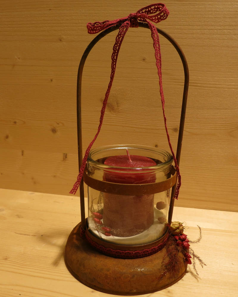 Laterne in rot ausgarniert