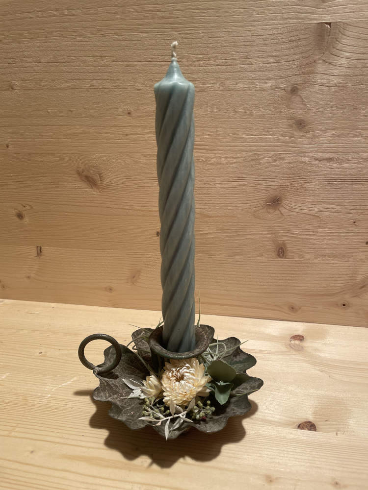 Kerzenhalter ausgarniert mit einer Stabkerze in Eukalypthus