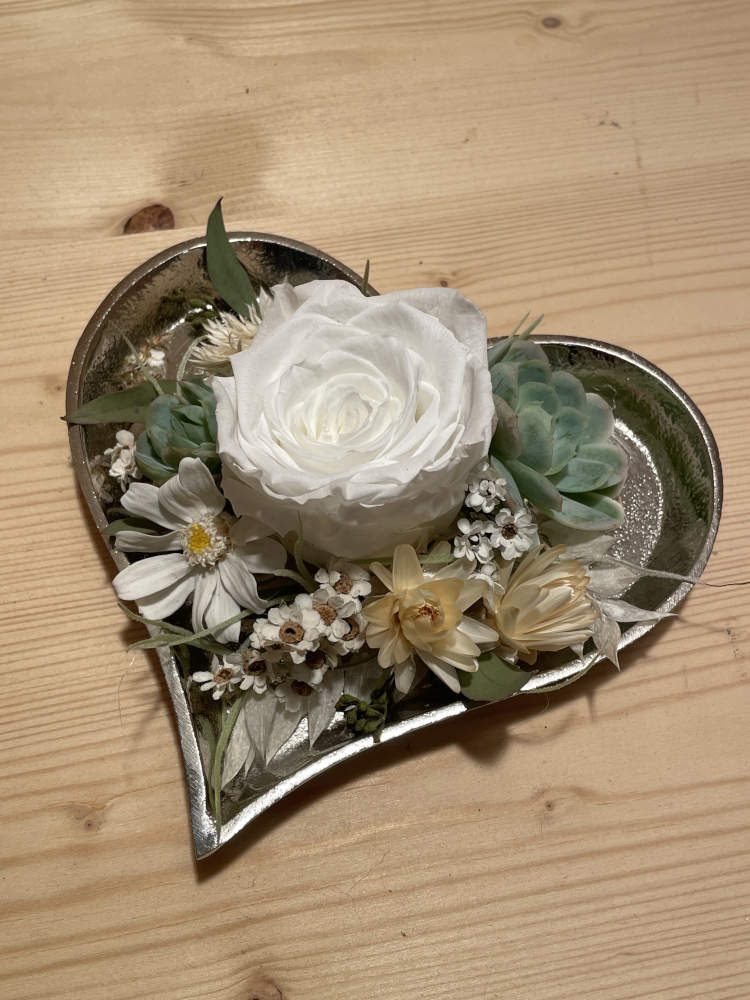 Herz mit prep. Rose in weiss ausgarniert