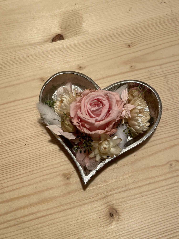 Herz mit prep. Rose in rosarot ausgarniert