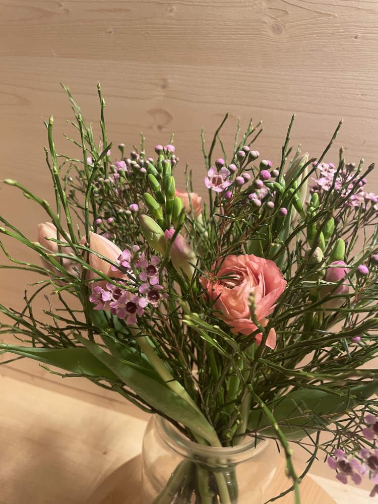 Frühlingsstrauss mit Tulpen, Ranunkeln und Freesien