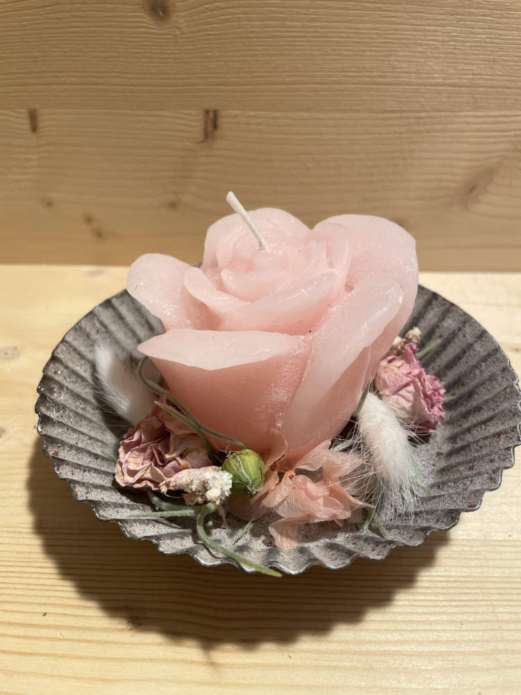 Rosenkerze ausgarniert in rosa