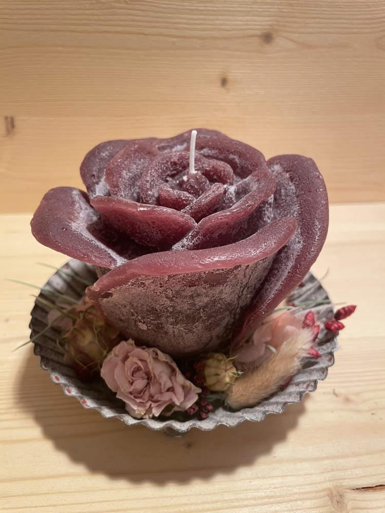 Rosenkerze in rot ausgarniert