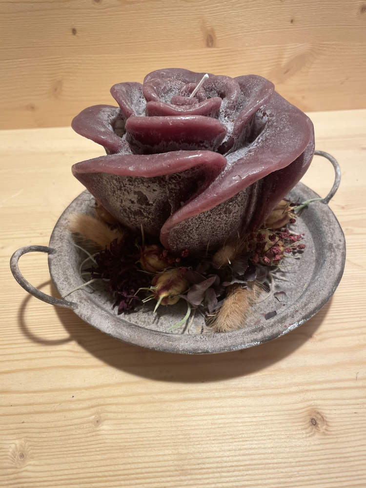 ausgarnierte Rosenkerze in dunkelrot