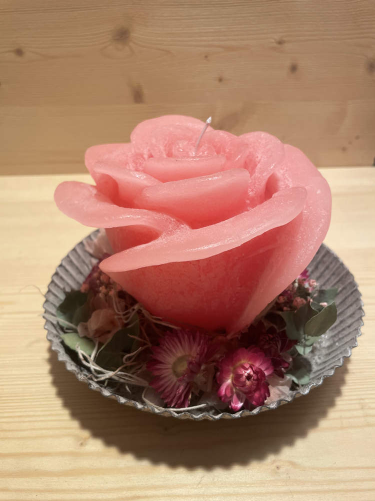 Rosenkerte in pinkt auf einm Holzbrett ausgarniert