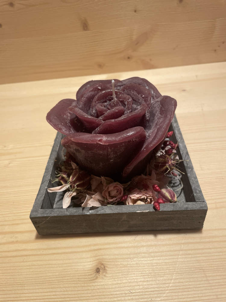ausgarnierte Rosenkerze in dunkel-rot 