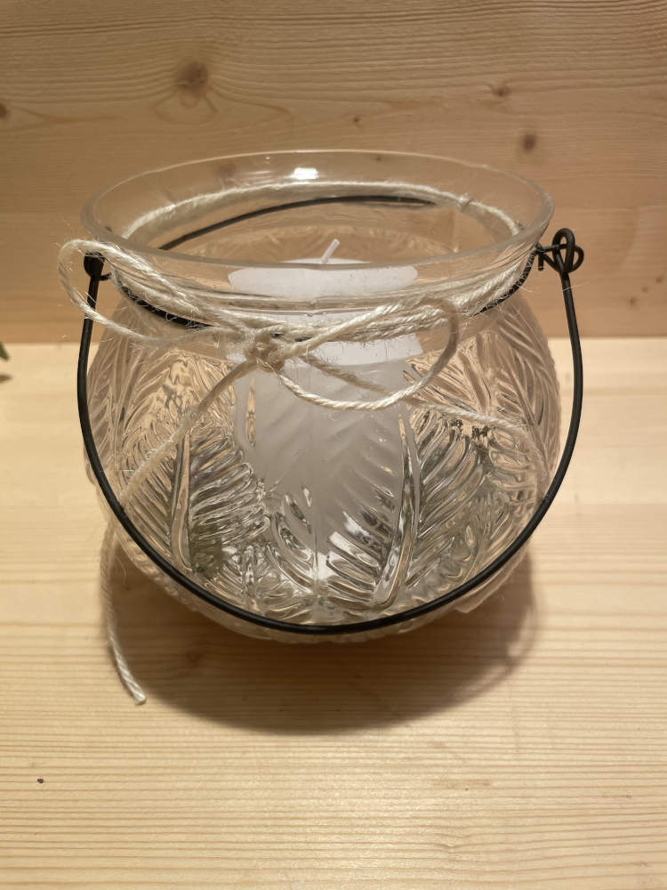 Glas mit Kerze ausgarniert