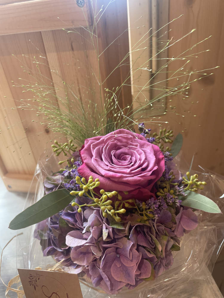 ausgarnierte Hortensie mit einer Rose